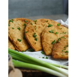 Chebureki gebakken met varkensvlees.