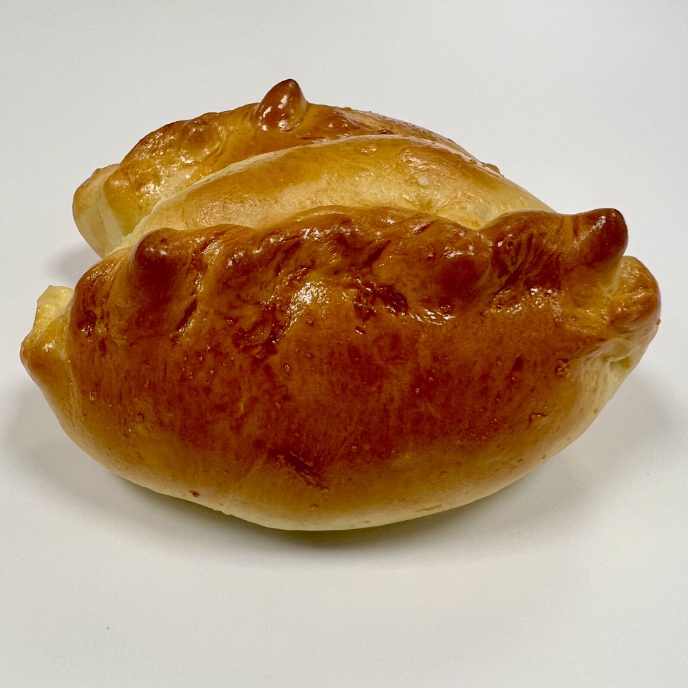 Huisgemaakte Pirozki met ei, kruiden en groene uien